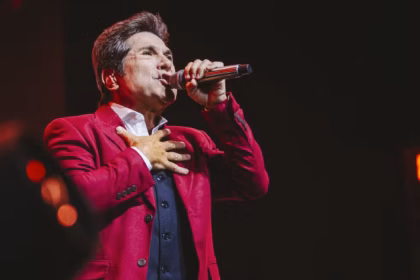 Com show acústico, grandes sucessos da carreira e momentos de interação com o público, cantor transformou a noite de sexta-feira em uma celebração de sua trajetória musical.